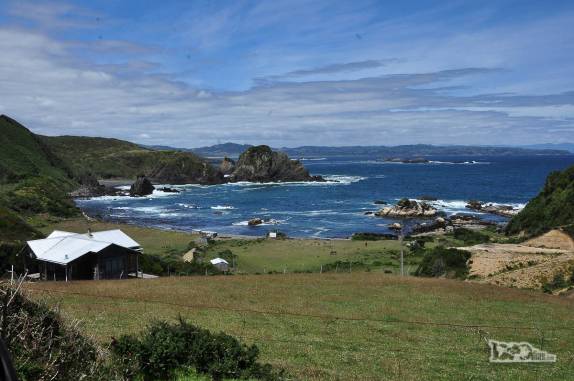 Fazenda em uma das baías no noroeste da ilha de Chiloé, no sul do Chile